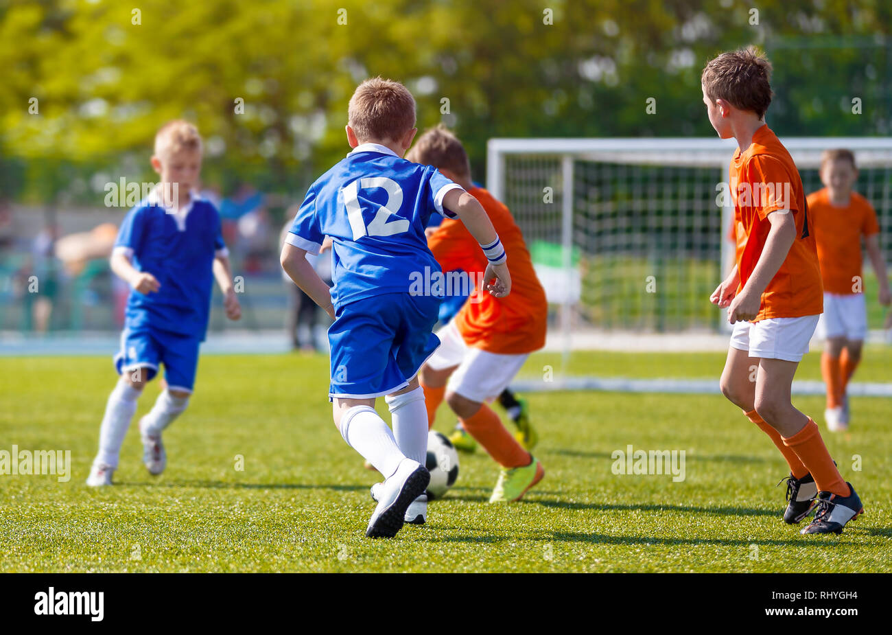 Partita di calcio per i bambini. Formazione e Football Soccer School torneo. Un gruppo di ragazzi che giocano a calcio Foto Stock
