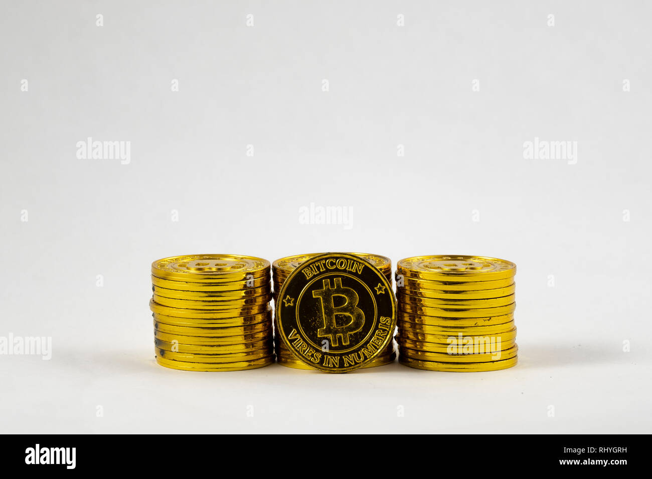 Golden bitcoins su sfondo bianco. Bitcoin cryptocurrency Foto Stock
