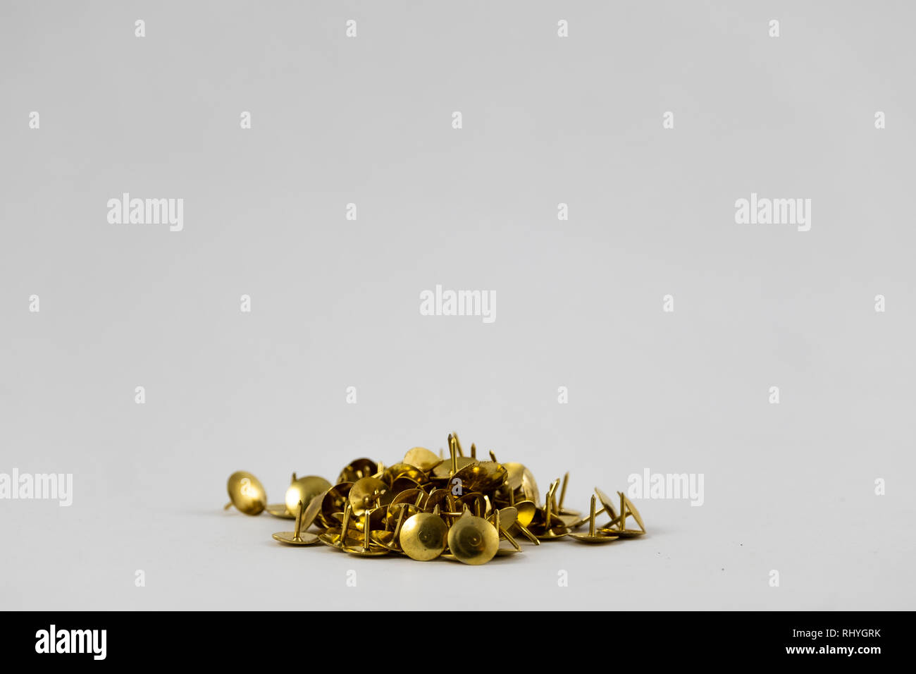 Una puntina da disegno o una puntina da disegno è un chiodo corto o il pin utilizzato per fissare oggetti a una parete o bordo per display e destinato ad essere inserito a mano, Foto Stock