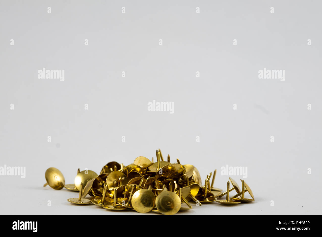 Una puntina da disegno o una puntina da disegno è un chiodo corto o il pin utilizzato per fissare oggetti a una parete o bordo per display e destinato ad essere inserito a mano, Foto Stock