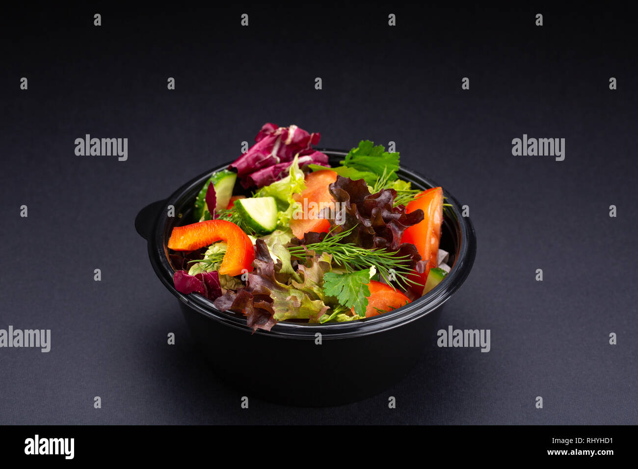 Le verdure e le erbe mix di piastra snack senza salsa su sfondo nero Foto Stock