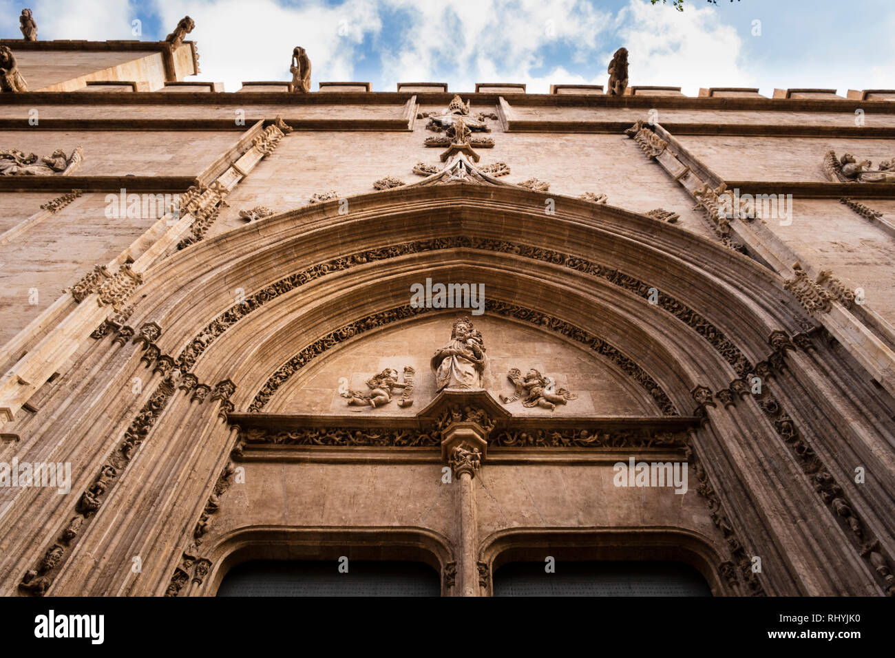 Ad arco decorativo porta ingresso e doccioni per la seta di Exchange in Valencia Spagna Foto Stock