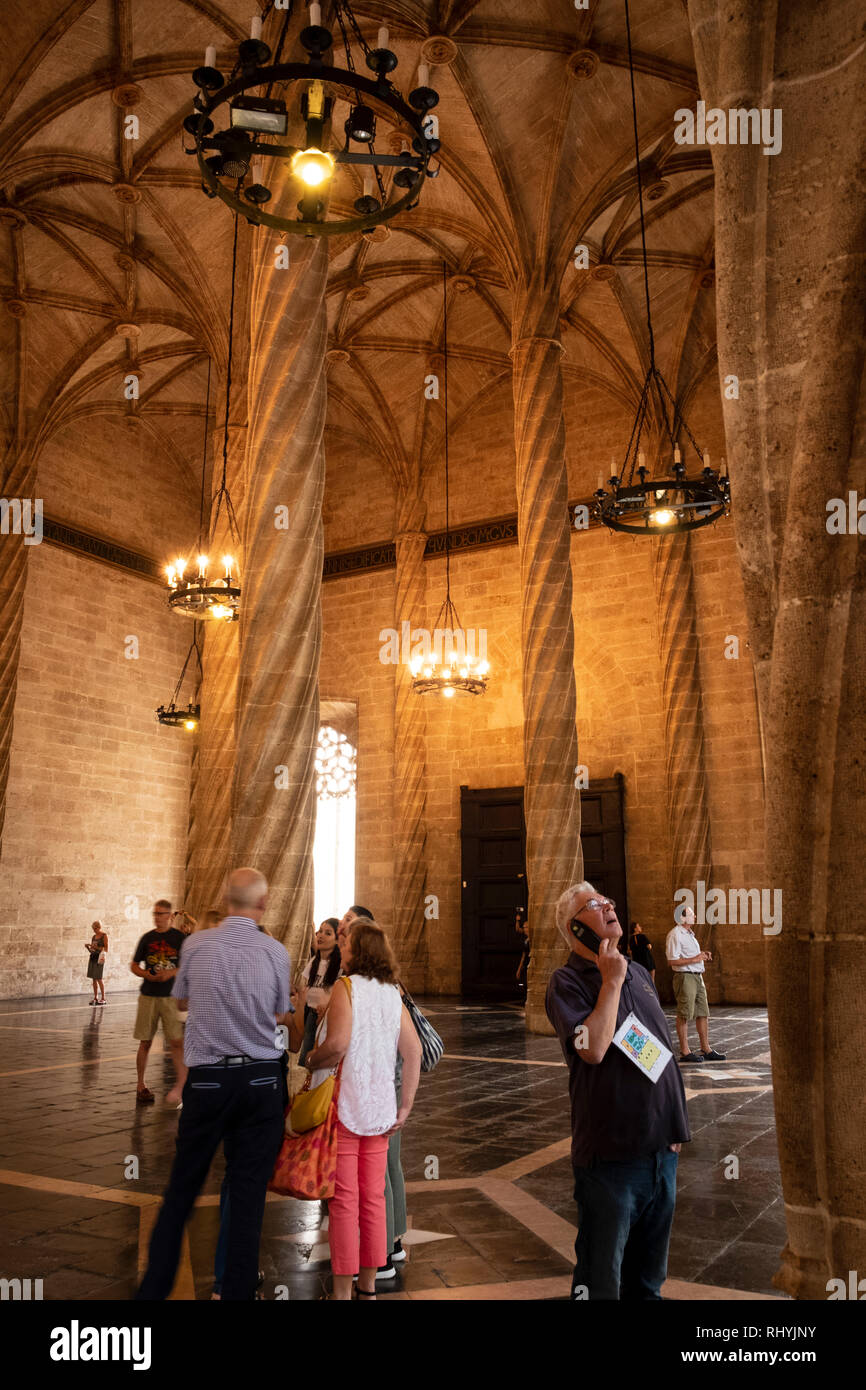 I turisti nella Sala delle Colonne, Trading Hall in seta Valencia Spagna Foto Stock