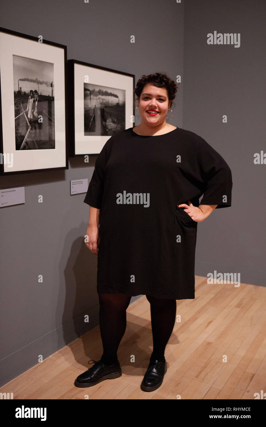 La mostra 'L McCullin', una grande retrospettiva del fotografo di guerra di lavoro, apre alla Tate Britain in data 5 febbraio . Assistente curatoriale di Contemp Foto Stock