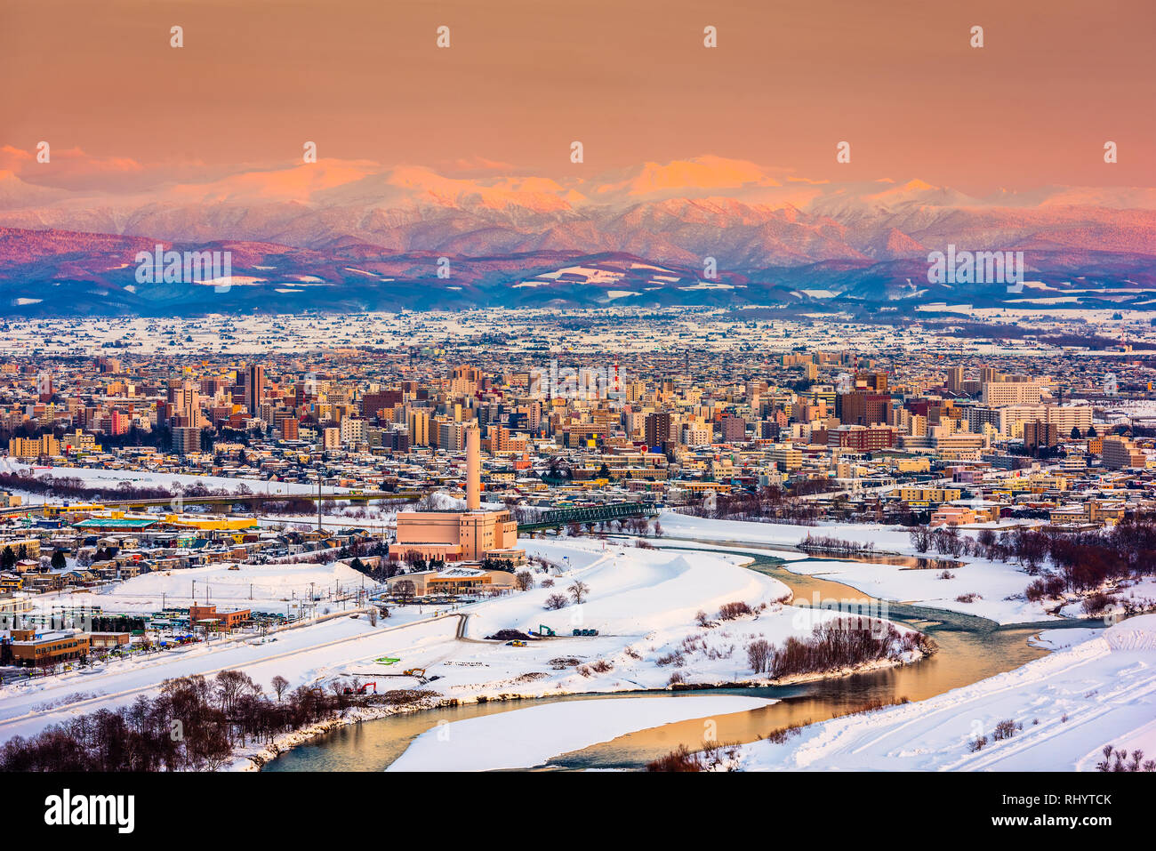 Asahikawa, Giappone inverno cityscape di Hokkaido al crepuscolo. Foto Stock