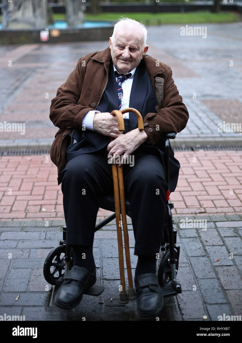 Douglas Meyers, un cieco 97-anno-vecchio Seconda Guerra Mondiale veterano chi sta combattendo per convincere un alto magistrato per fargli abbandonare una struttura di cura e di porre fine alla sua vita a casa, lascia la casa corte di Southend dopo un'audizione. Foto Stock