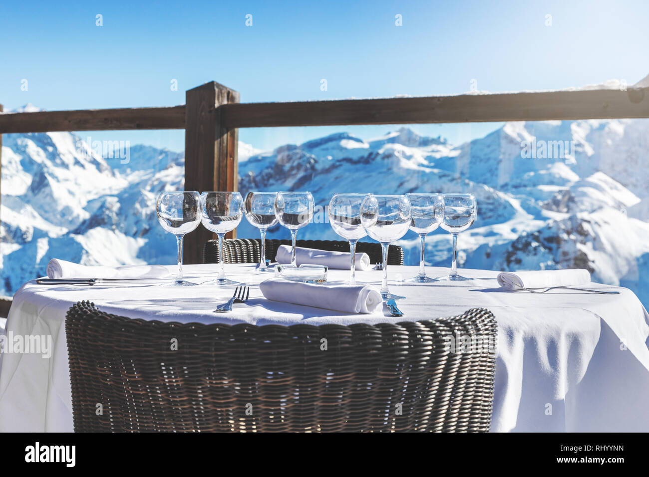 All'aperto ristorante di lusso tabella con una bella vista del paesaggio nelle montagne alpine Foto Stock