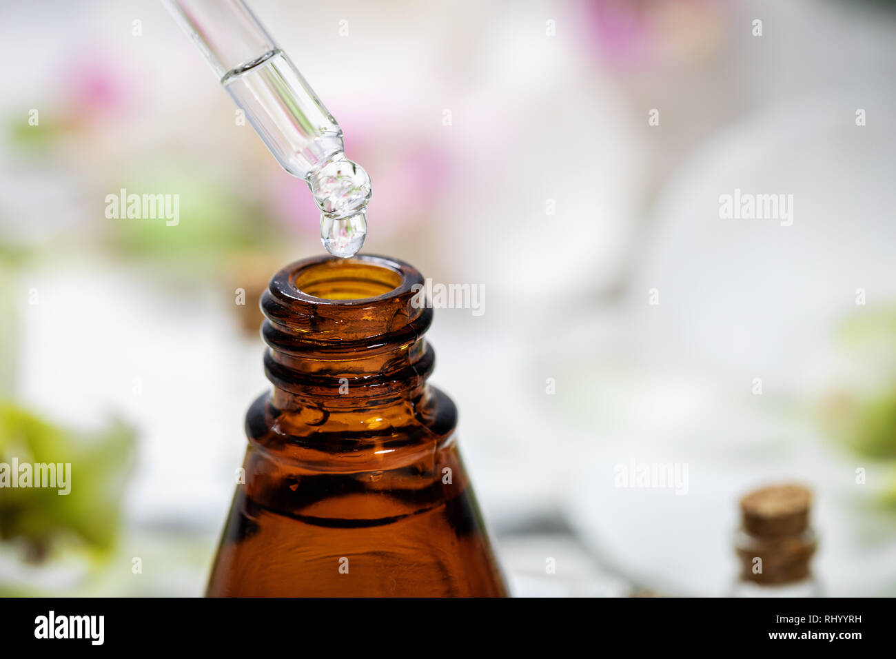 Di olio essenziale erboso drop Foto Stock