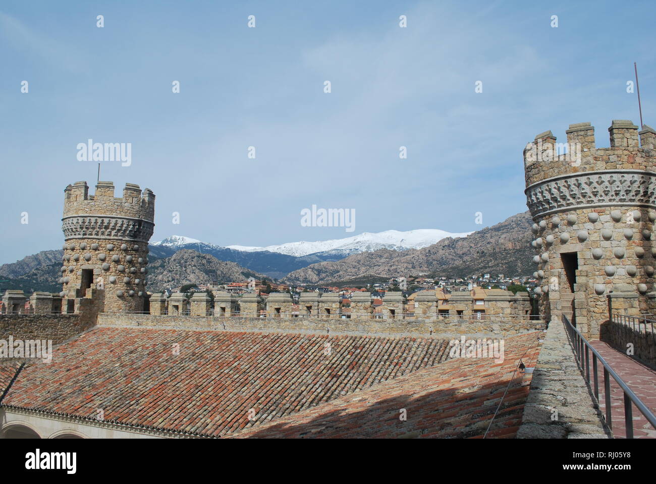 La vista delle montagne e le torrette sulla terrazza sul tetto del castello di Manzanares el Real in Spagna centrale Foto Stock