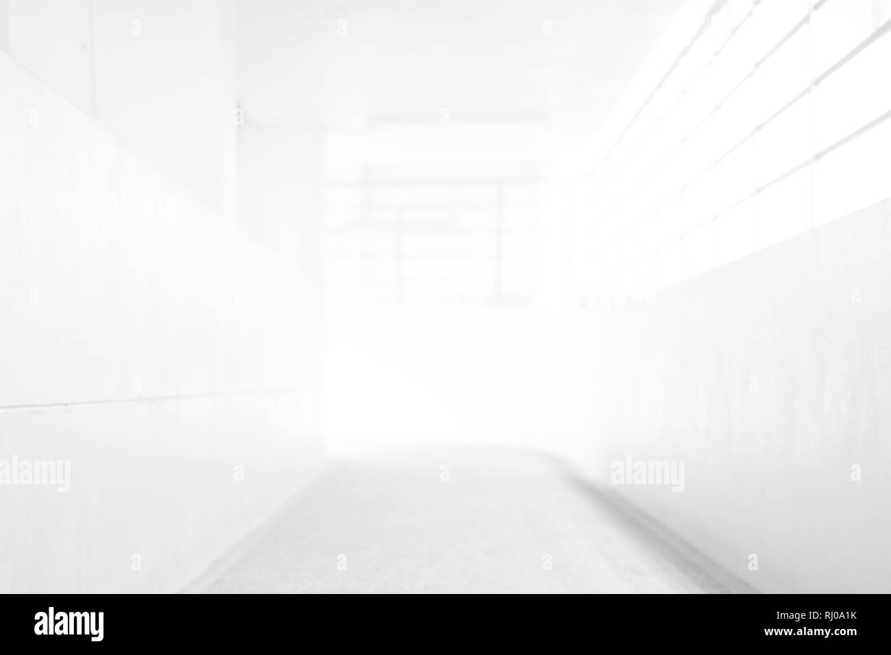 Bianco di sfocatura dello sfondo astratto dalla costruzione di corridoio per il corridoio edificio sullo sfondo Foto Stock