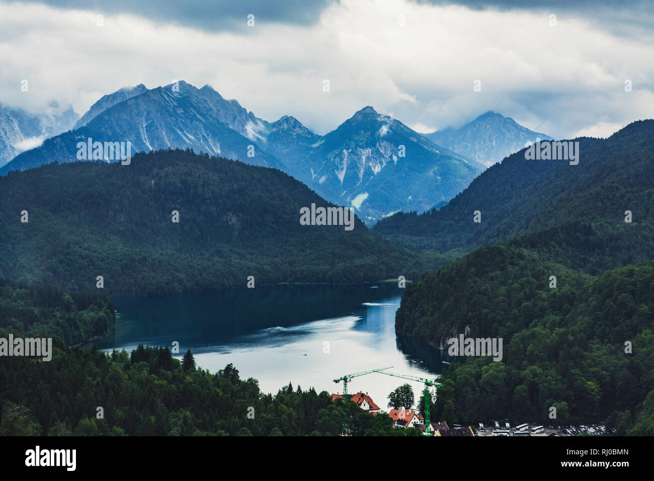 Vista delle Alpi dal balcone del castello di Neuschwanstein in Germania in estate su un giorno coudy Foto Stock