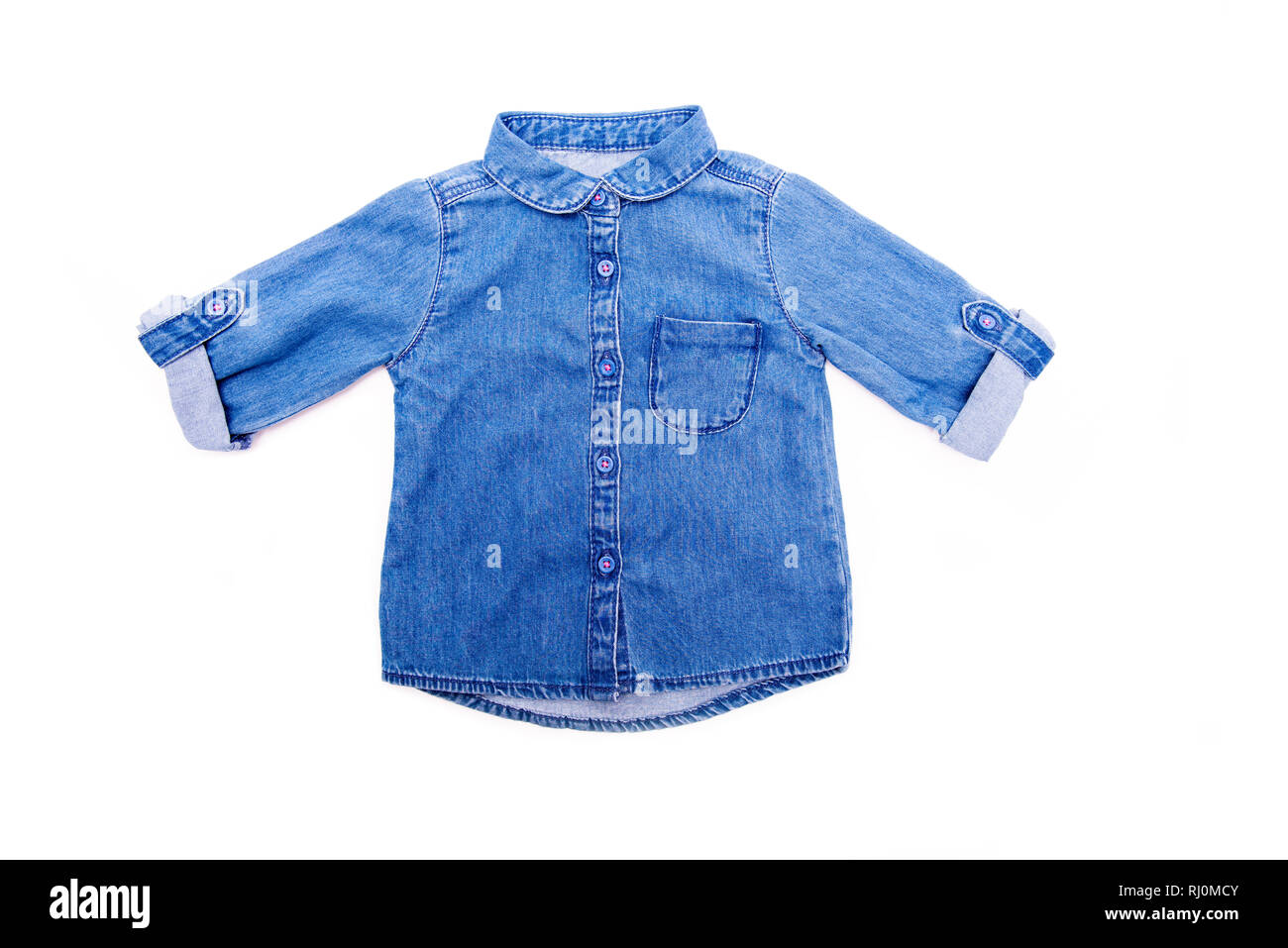 I jeans di bambini shirt su un bianco sfondo isolato Foto Stock