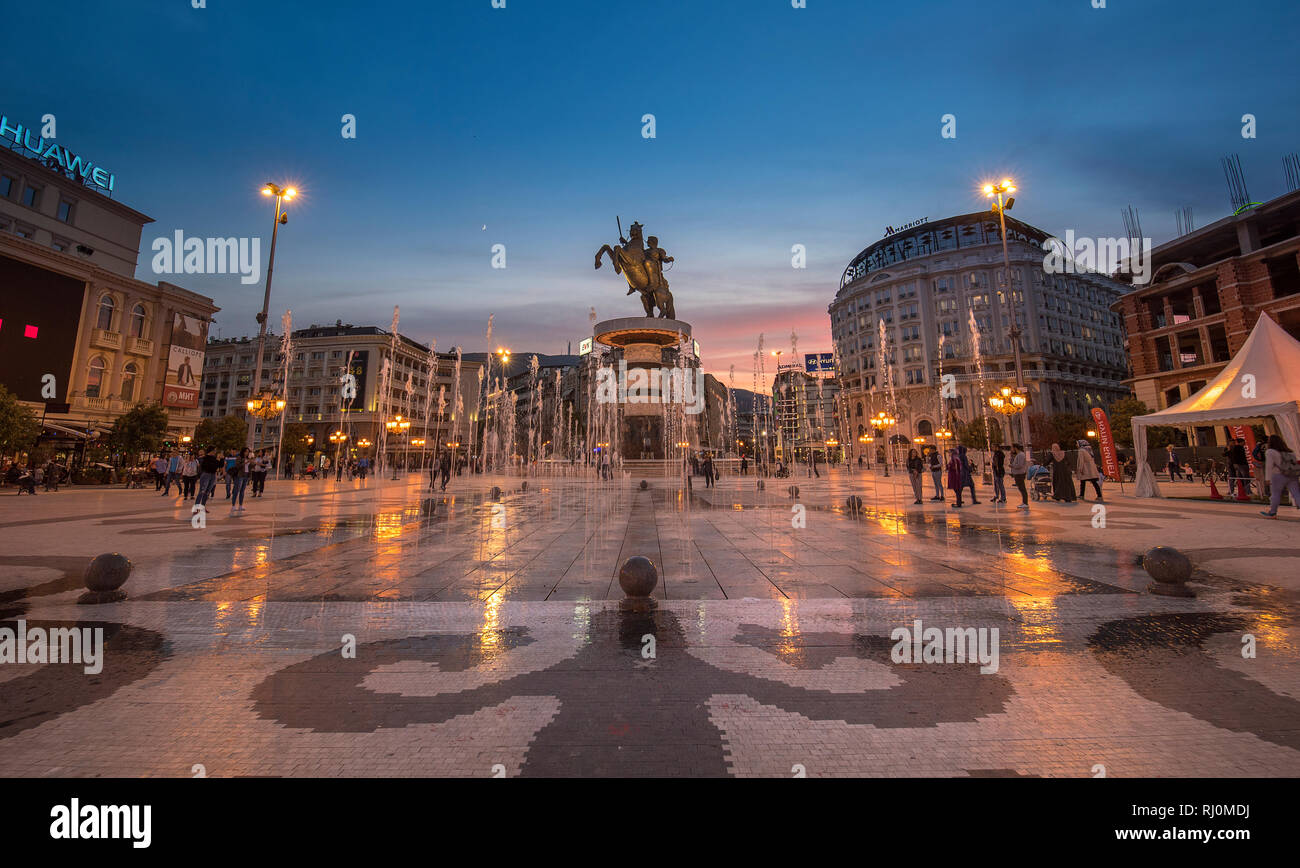 Un monumento di Alessandro il Grande Makedonski e guerrieri falanga presso la piazza macedone al tramonto. SKOPJE, Macedonia (FYROM) Foto Stock