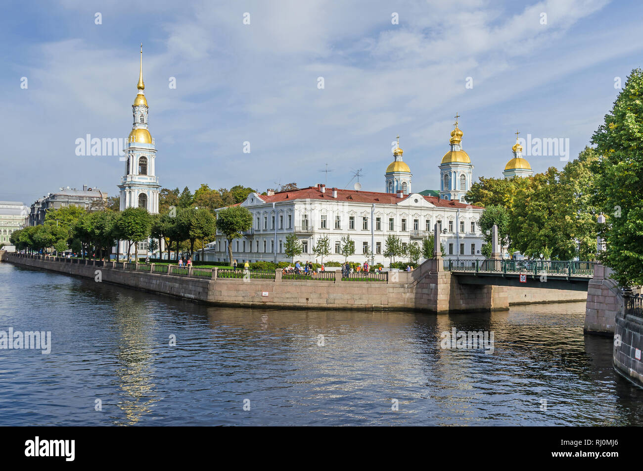 Angolo di Kryukov Canale e Canale di Griboyedov con il Krasnogvardeysky (guardie rosse) single-span, fascio pedonale e Ponte San Nicolò navale o St Foto Stock