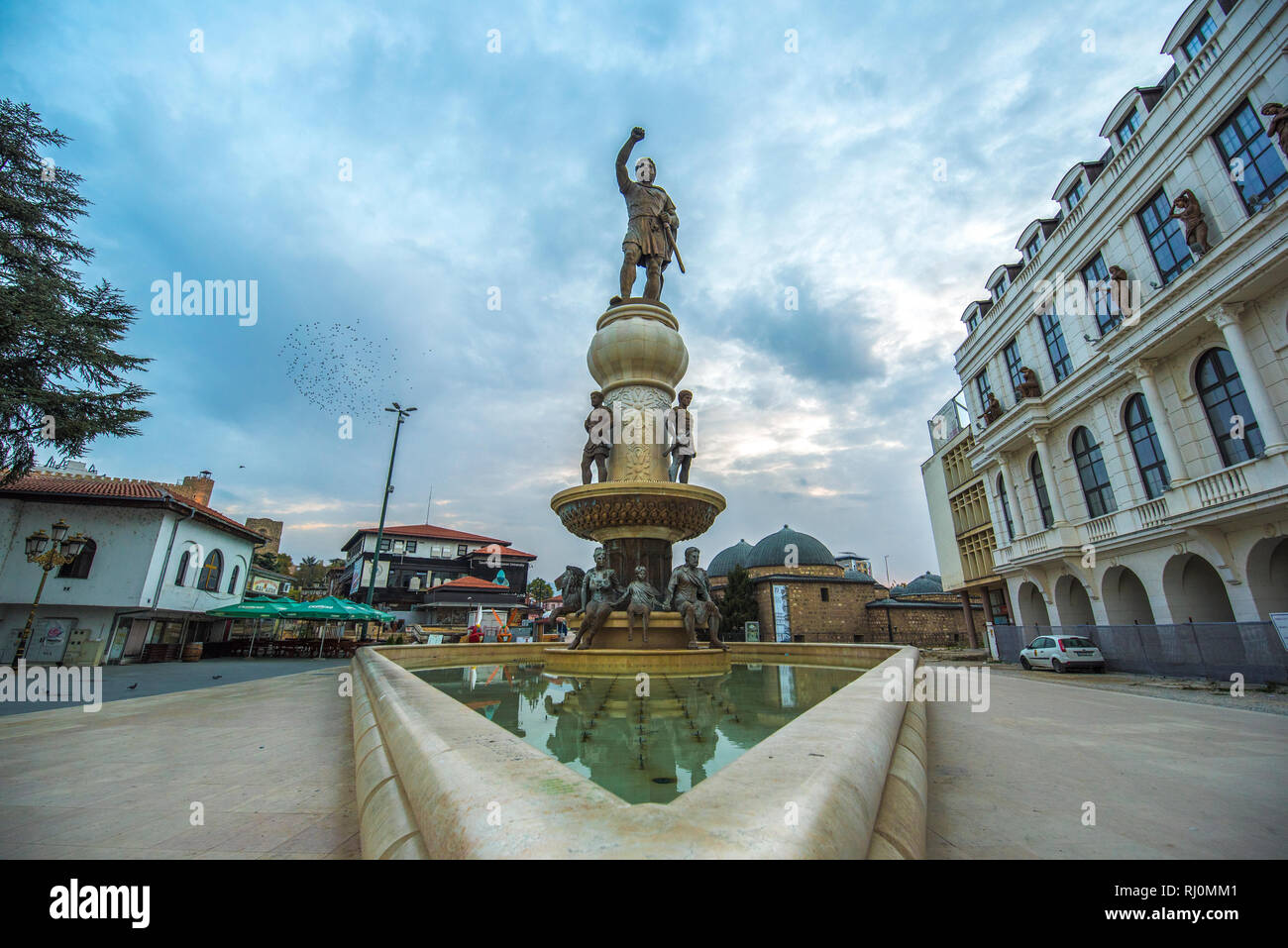 Skopje, Repubblica di Macedonia - un gigante 29-metro di altezza statua in bronzo del guerriero il re Filippo di Macedon e fontana nel centro di Skopje Foto Stock