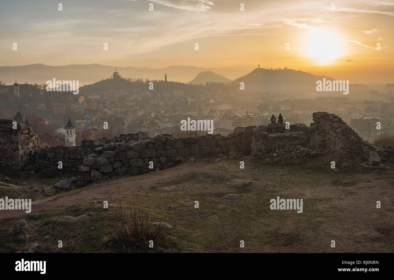 2 ragazze è guardare il tramonto dall antica fortezza parete nella città di Plovdiv, Bulgaria Foto Stock