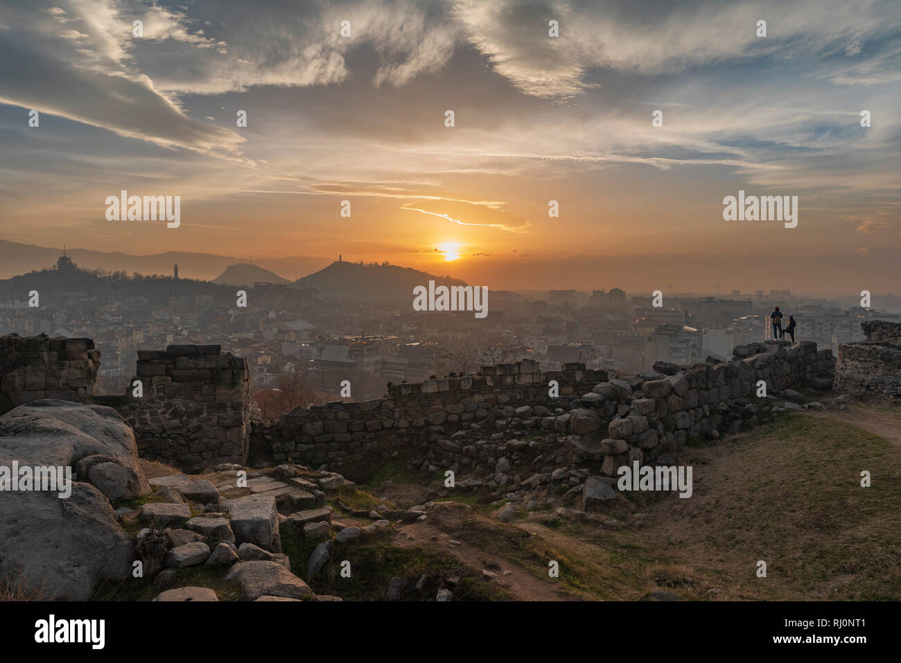 2 ragazze è guardare il tramonto dall antica fortezza parete nella città di Plovdiv, Bulgaria Foto Stock