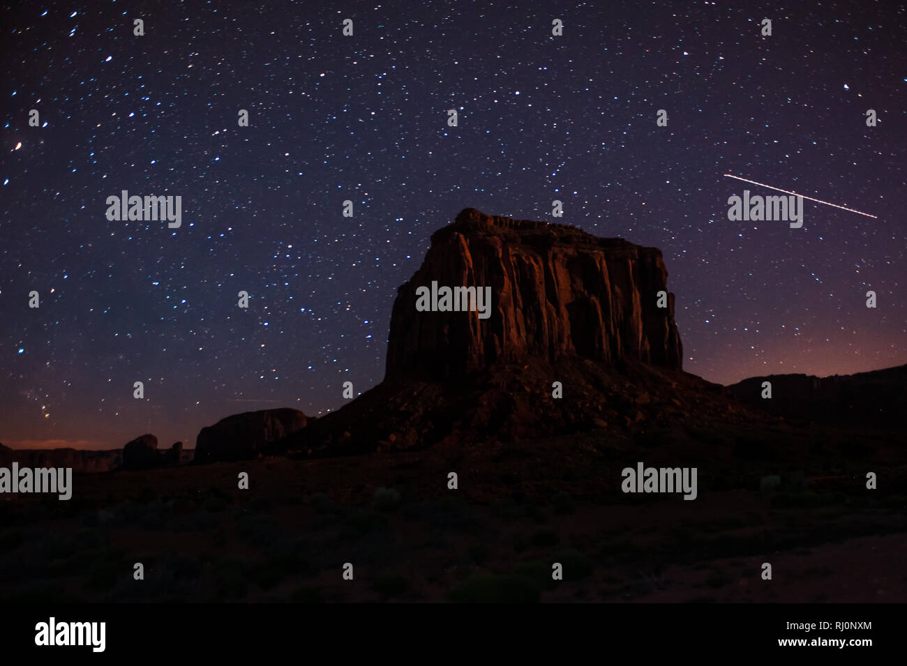 Guardare le stelle nella Monument Valley, Arizona, Stati Uniti d'America, America del Nord Foto Stock