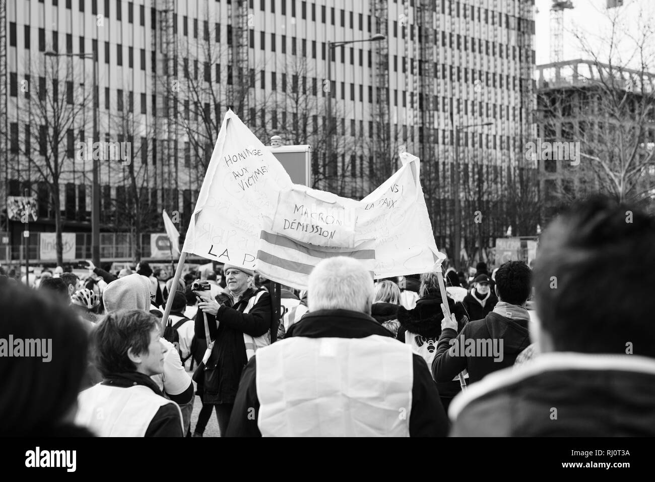 Strasburgo, Francia - Feb 02, 2018: persone dimostrando marciando con cartelli durante la protesta di Gilets Jaunes giubbotto di colore giallo sulla targhetta con iscrizione Macron dimissioni Foto Stock