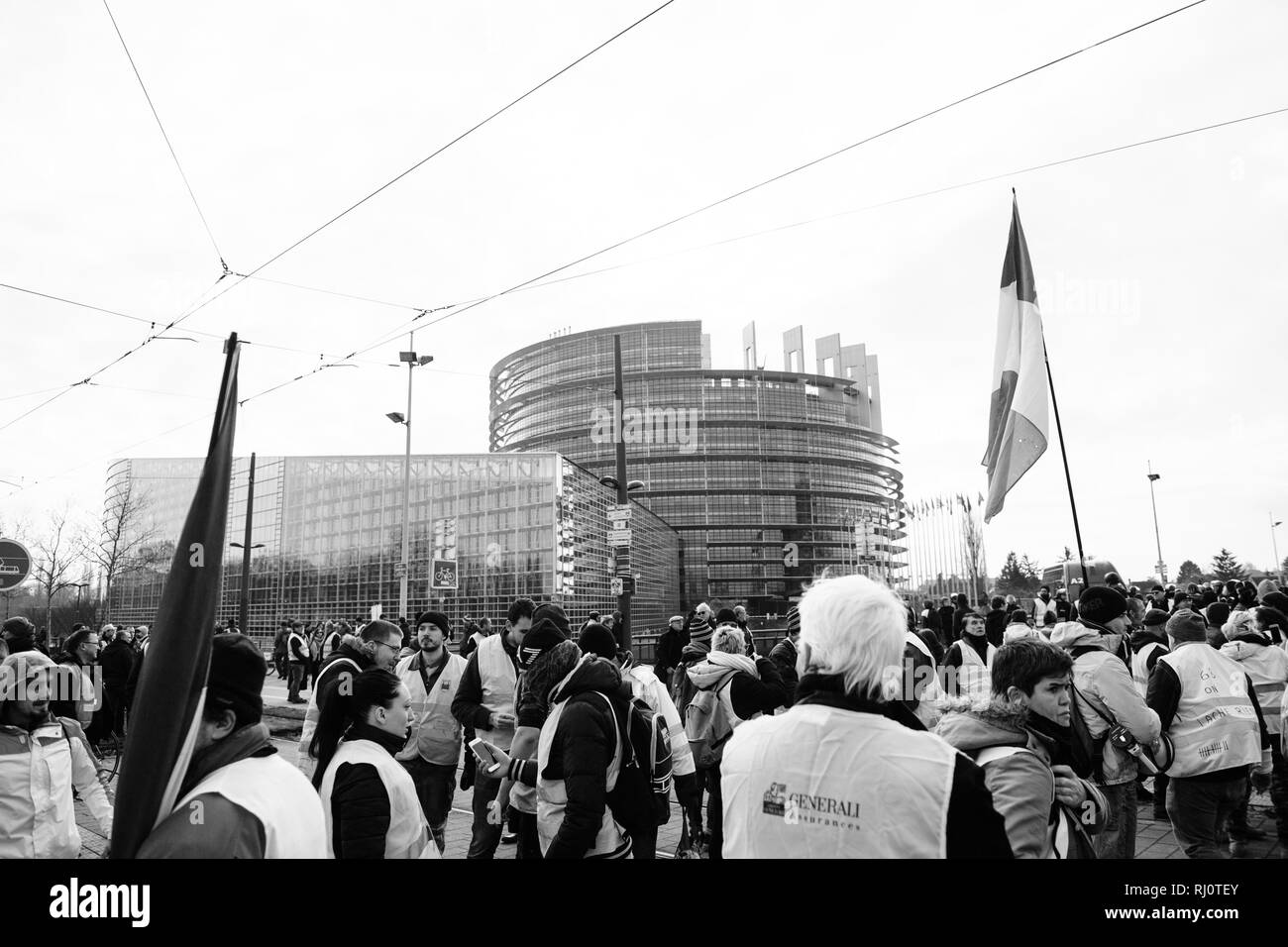 Strasburgo, Francia - Feb 02, 2018: le forze di polizia e manifestanti davanti al Parlamento europeo - di manifestanti a piedi durante la protesta di Gilets Jaunes giubbotto di colore giallo per le manifestazioni anti-governative Foto Stock