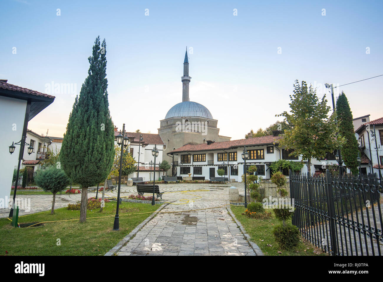 Complesso della lega albanese di Prizren e Moschea Bajrakli, il complesso è un complesso architettonico,nel centro della città vecchia in Kosovo Foto Stock