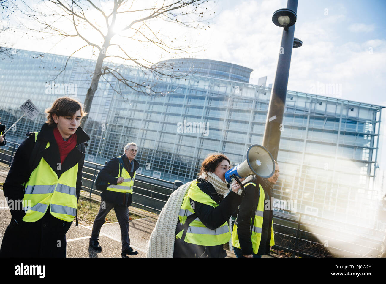 Strasburgo, Francia - Feb 02, 2018: donna urlare sul megafono altoparlante dimostrando marciando con cartelli durante la protesta di Gilets Jaunes Giubbotto giallo manifestazione Parlamento Europeo Foto Stock