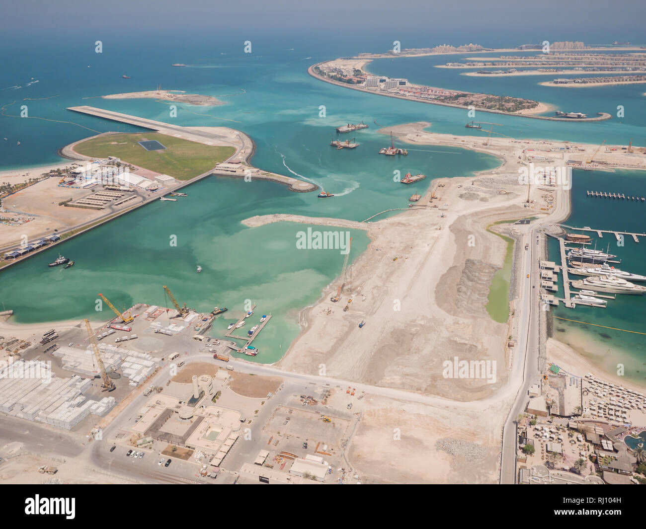 Costruzione di un'isola artificiale Palm Jumeirah con attrezzature da costruzione a Dubai. Foto Stock