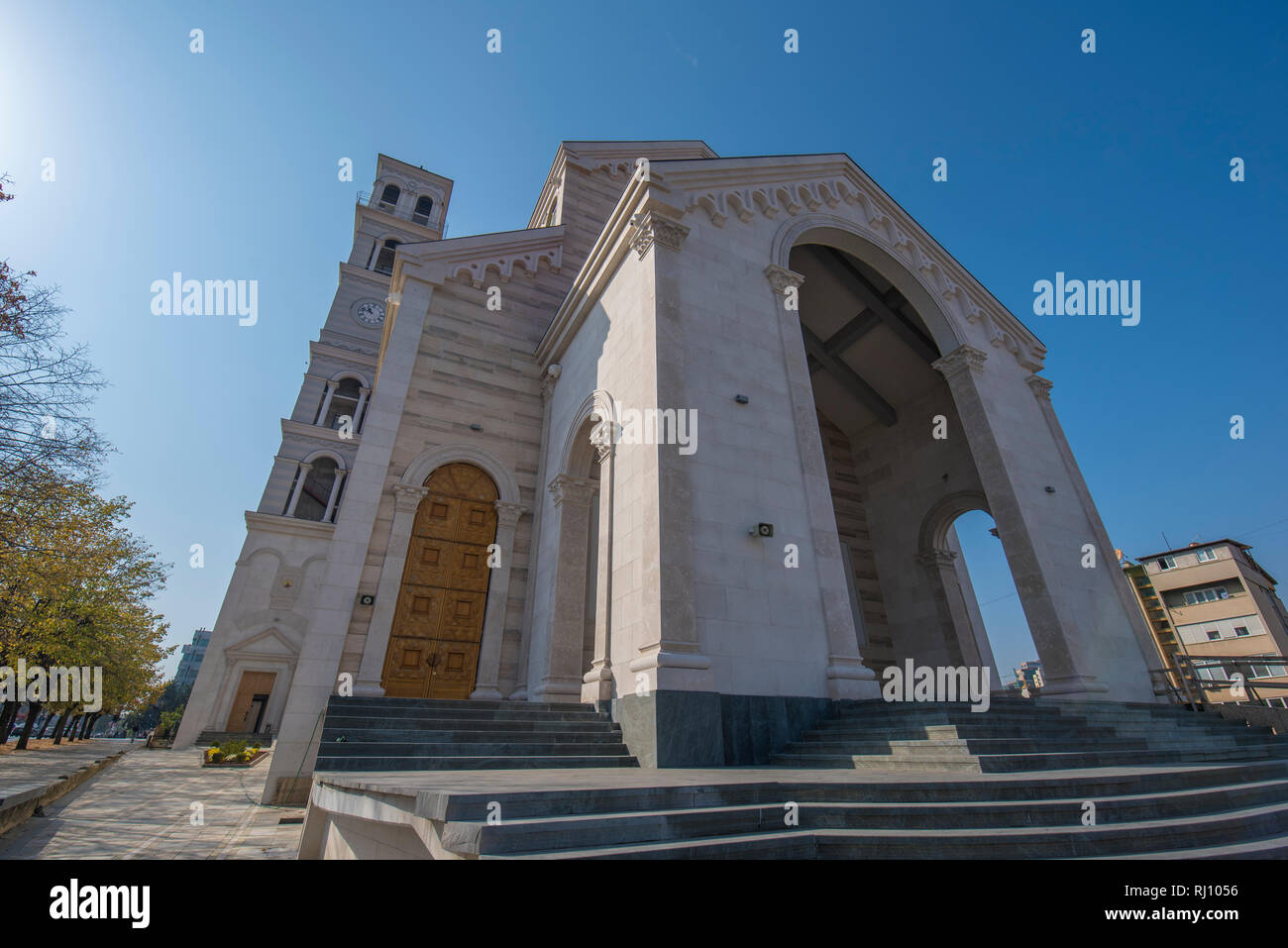 A Pristina, Kosovo - Nuova Cattedrale cattolica romana della Beata Madre Teresa di Calcutta con un alto campanile accanto ad essa. Foto Stock
