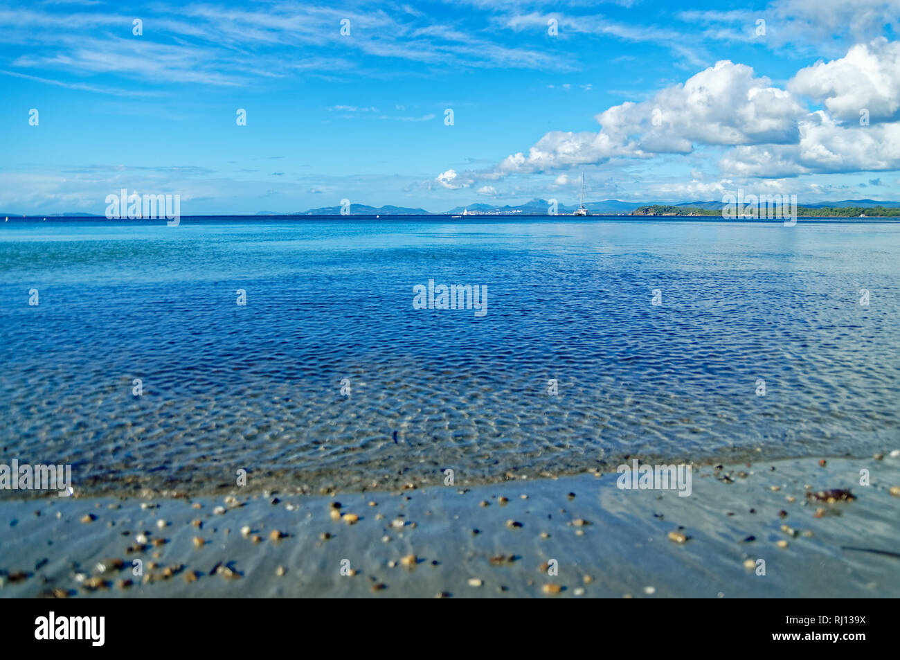 Chiara e calme acque del mar Mediterraneo in Costa Azzurra Foto Stock
