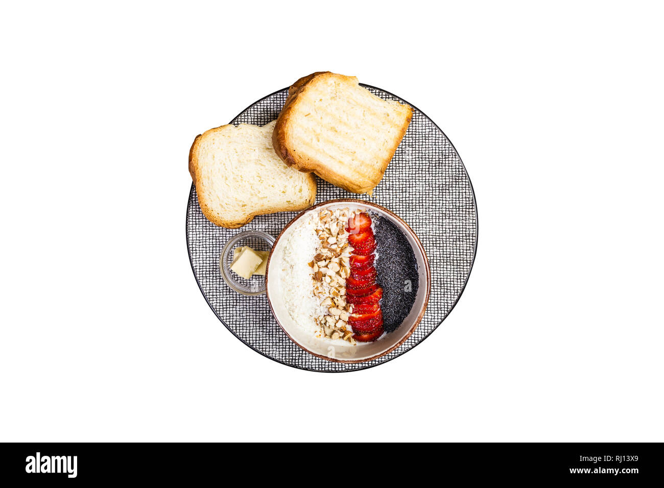 Una sana prima colazione. Cereali di riso o porridge con fragole fresche, mandorla e scaglie di noce di cocco, servita con pane e burro. Isolato sul bianco Foto Stock