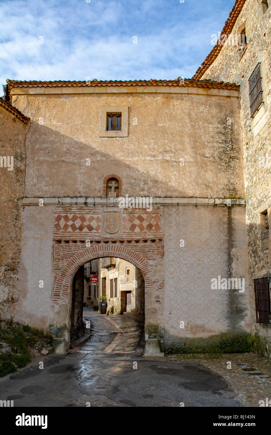 A Pedraza, Segovia, Spagna; Marzo 2018: la porta del borgo, è lui solo porta dell'antica fortezza di Pedraza in Segovia Foto Stock