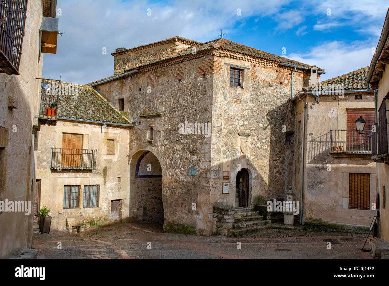 A Pedraza, Segovia, Spagna; Marzo 2018: la porta del villaggio e la prigione della villa, è lui solo porta dell'antica fortezza di Pedraza in Segovia Foto Stock