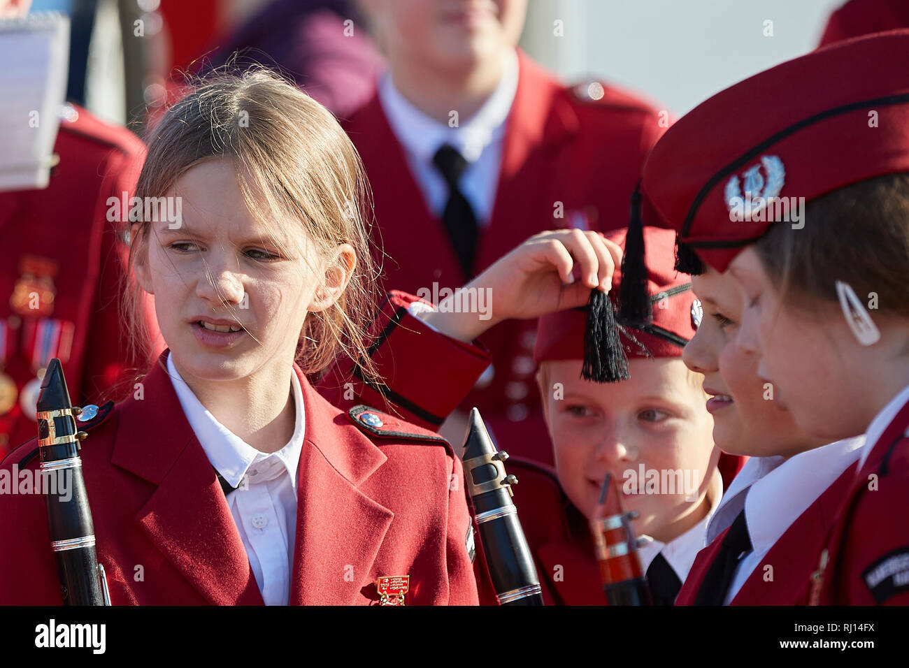 Harstad Scuola Band (Kanebogen Skolekorps) giocando sul ponte della MS Trollfjord, come esso si discosta Risøyhamn, Andøya, Norvegia. Foto Stock