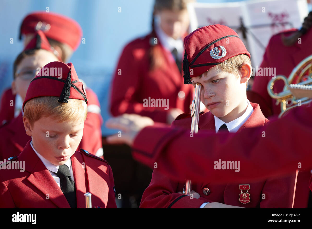 Harstad Scuola Band (Kanebogen Skolekorps) giocando sul ponte della MS Trollfjord, come esso si discosta Risøyhamn, Andøya, Norvegia. Foto Stock