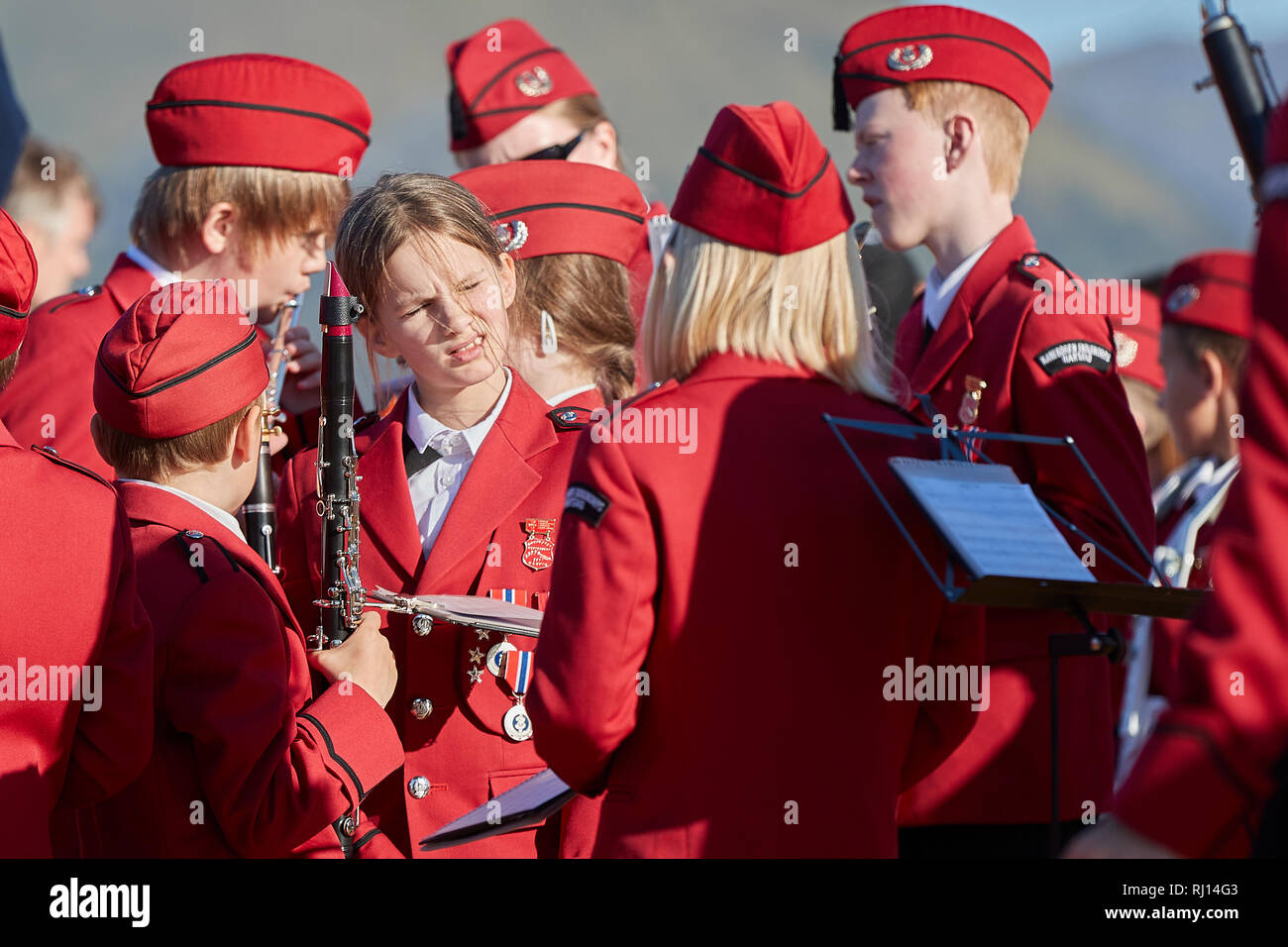 Harstad Scuola Band (Kanebogen Skolekorps) giocando sul ponte della MS Trollfjord, come esso si discosta Risøyhamn, Andøya, Norvegia. Foto Stock