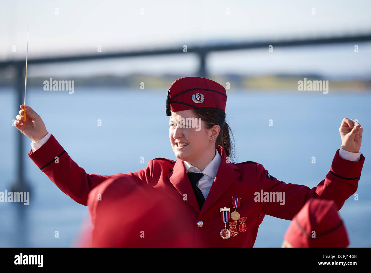 Conduttore femmina della scuola di Harstad Band (Kanebogen Skolekorps) giocando sul ponte della MS Trollfjord, come esso si discosta Risøyhamn, Andøya, Norvegia. Foto Stock