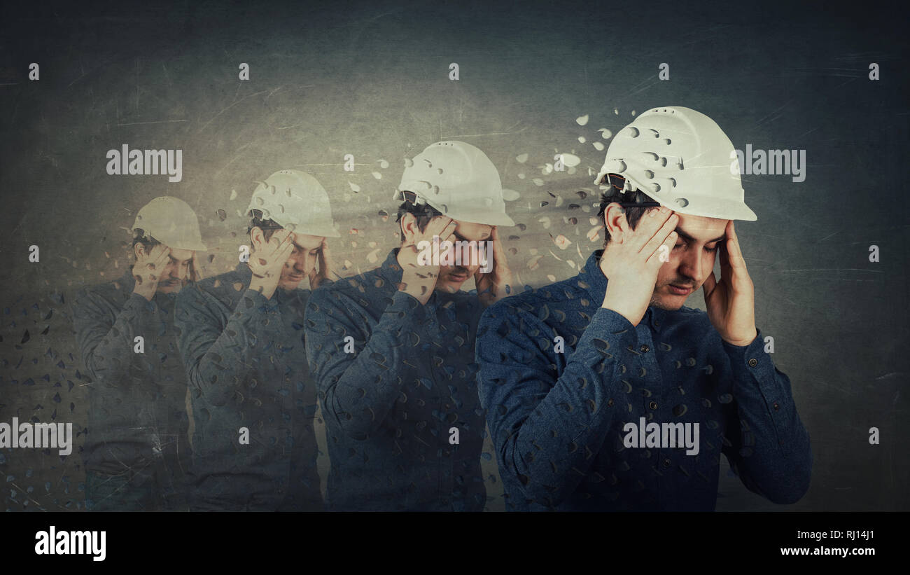 Ingegnere di bracci di trattenimento a testa sensazione di esaurimento. Mal di testa e problemi di salute. Coscienza rotta in pezzi. Concetto di perdita della memoria e demenza dise Foto Stock