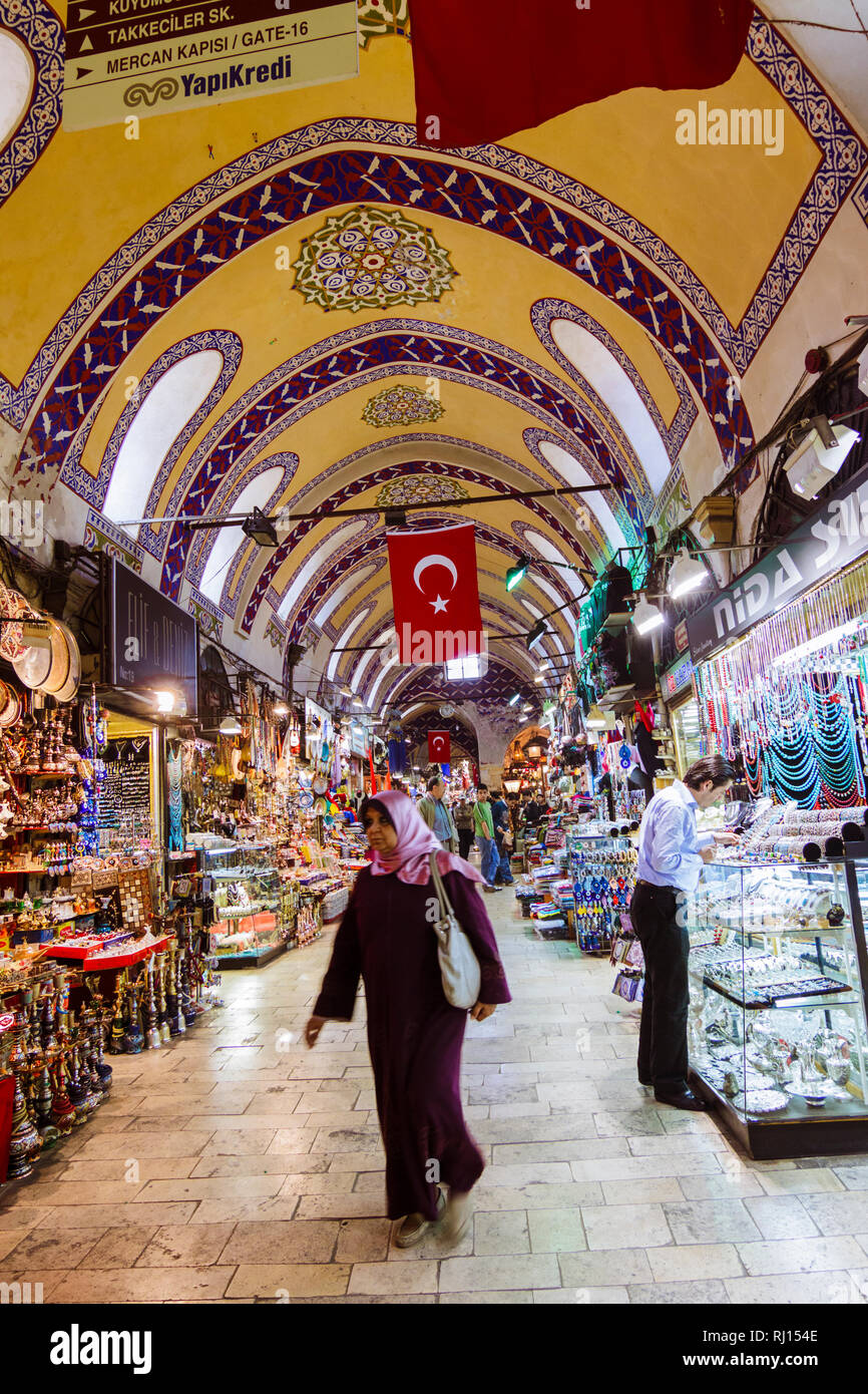Istanbul, Turchia : Una donna turca che cammina passato negozi dentro il Grand Bazaar (Kapalıçarşı) uno dei più grandi e più antiche mercati coperti nel mondo w Foto Stock