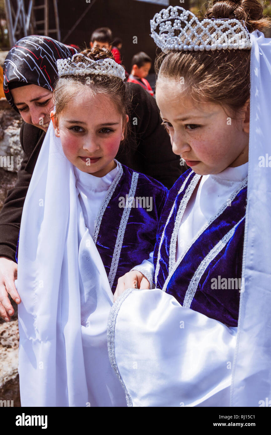 Istanbul, Turchia : ritratto di due ragazze turche che indossano costumi tradizionali. Foto Stock