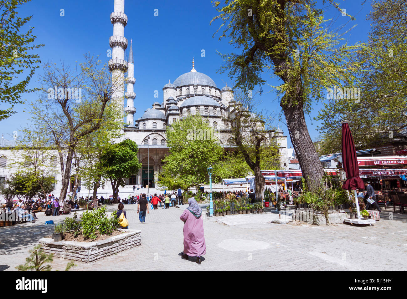 Istanbul, Turchia : la gente a piedi passato la nuova moschea (Yeni Camii) costruita tra il 1660 e il 1665, un Ottoman Imperial moschea in Eminönü trimestre, Foto Stock