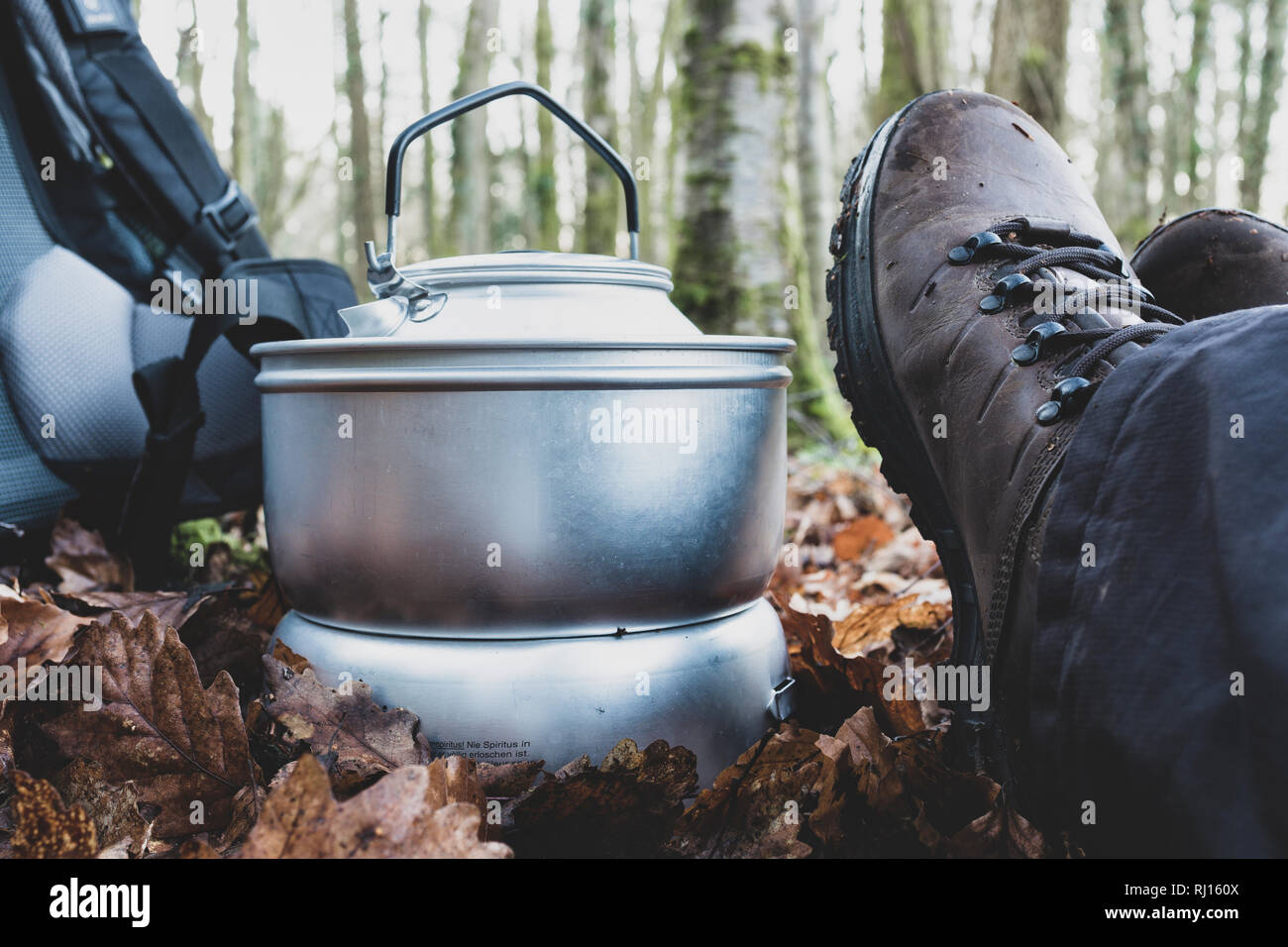 Un uomo seduto nel bosco. Foto Stock