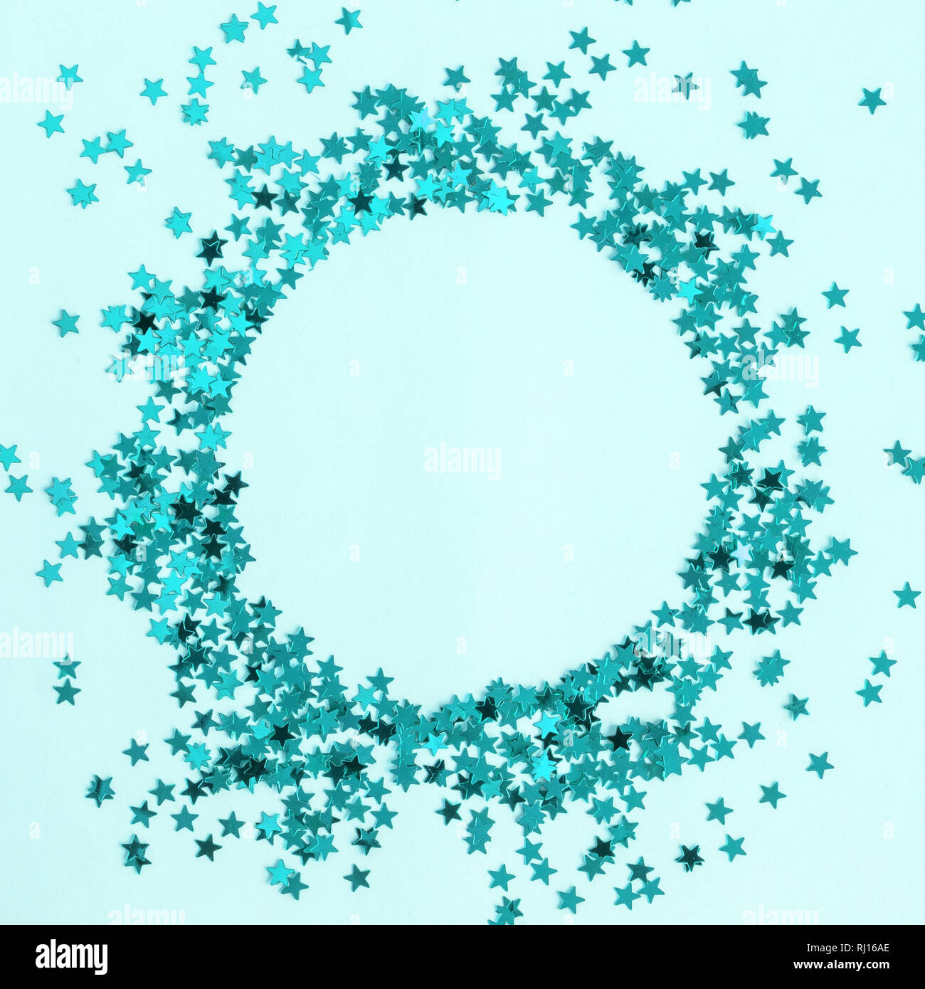 Festive sfondo blu con stelle lucenti. Spazio per la copia. Foto Stock