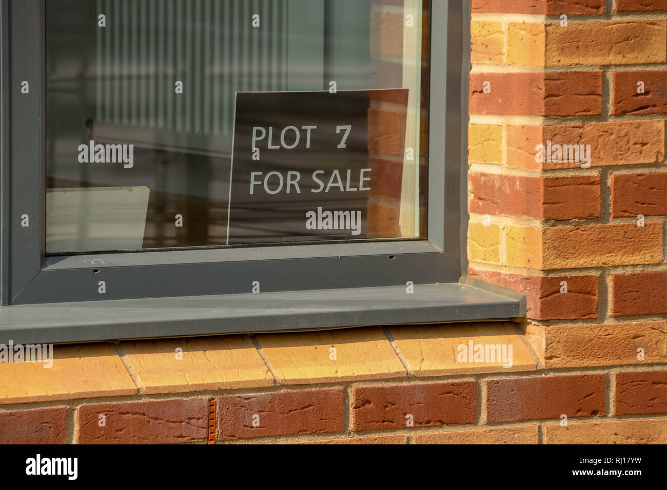 Un " per la vendita " avviso nella finestra di una nuova casa a Swansea, Galles Foto Stock