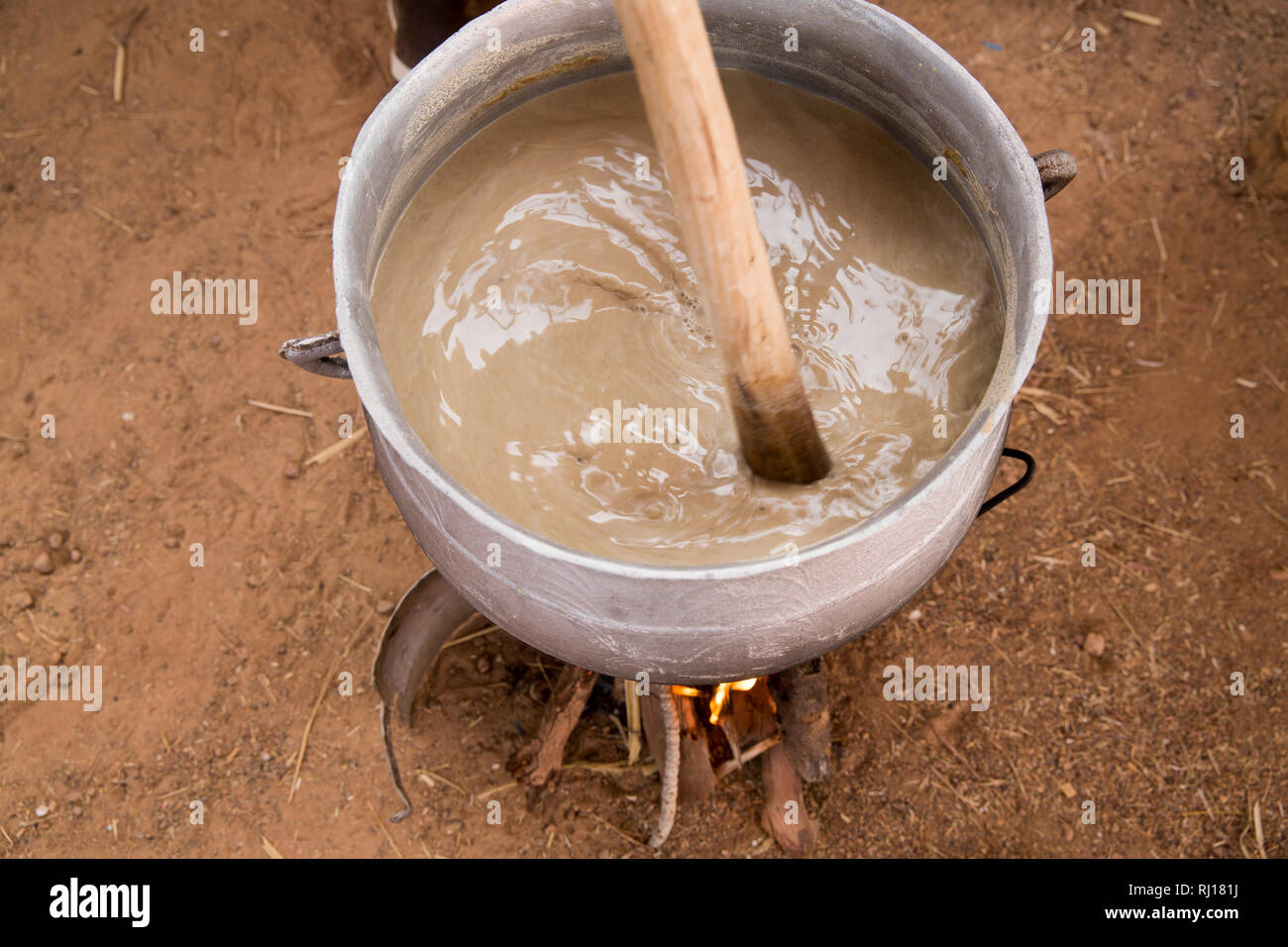 Il villaggio di Samba, Provincia Yako, Burkina Faso. CVN dimostrazione di preparazione di porridge e campagne di sensibilizzazione per le mamme sul bambino nutrizione problemi. Foto Stock