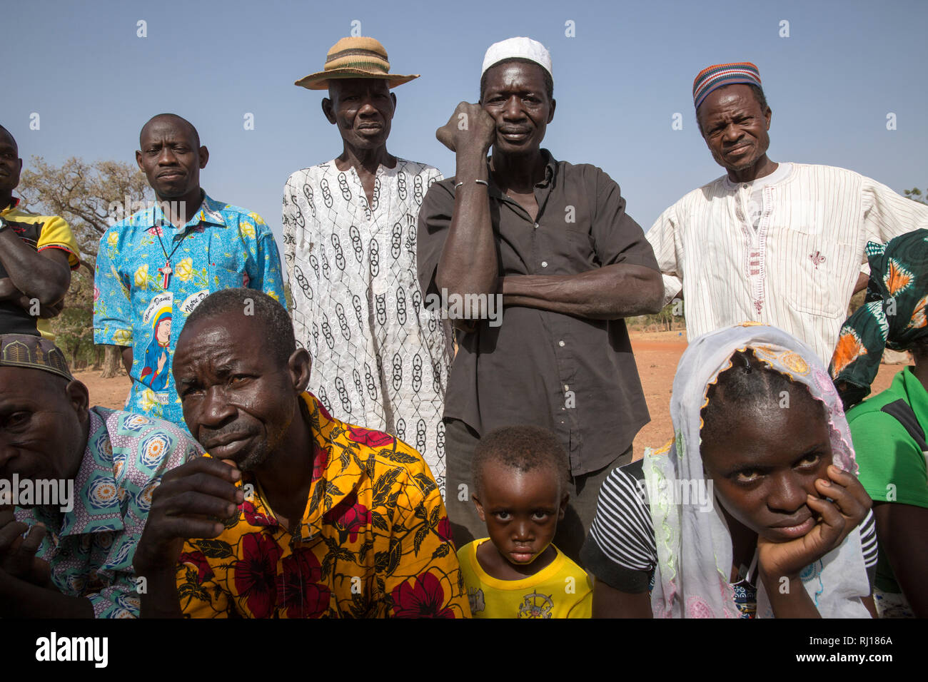 Il villaggio di Samba, Provincia Yako, Burkina Faso. Gli abitanti di un  villaggio di guardare una dimostrazione di preparazione di porridge e  campagne di sensibilizzazione per le mamme sul bambino nutrizione problemi