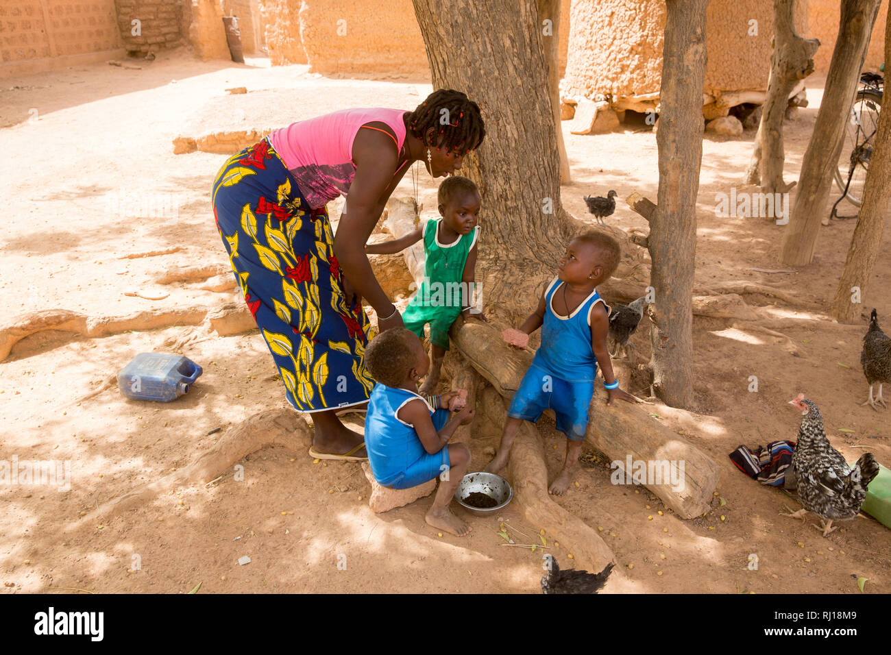 Il villaggio di Samba, Provincia Yako, Burkina Faso; Salamata Zoundi, 27, con la sua tiplets Christelle, Christine e Christophe, di età compresa tra i 2. Foto Stock
