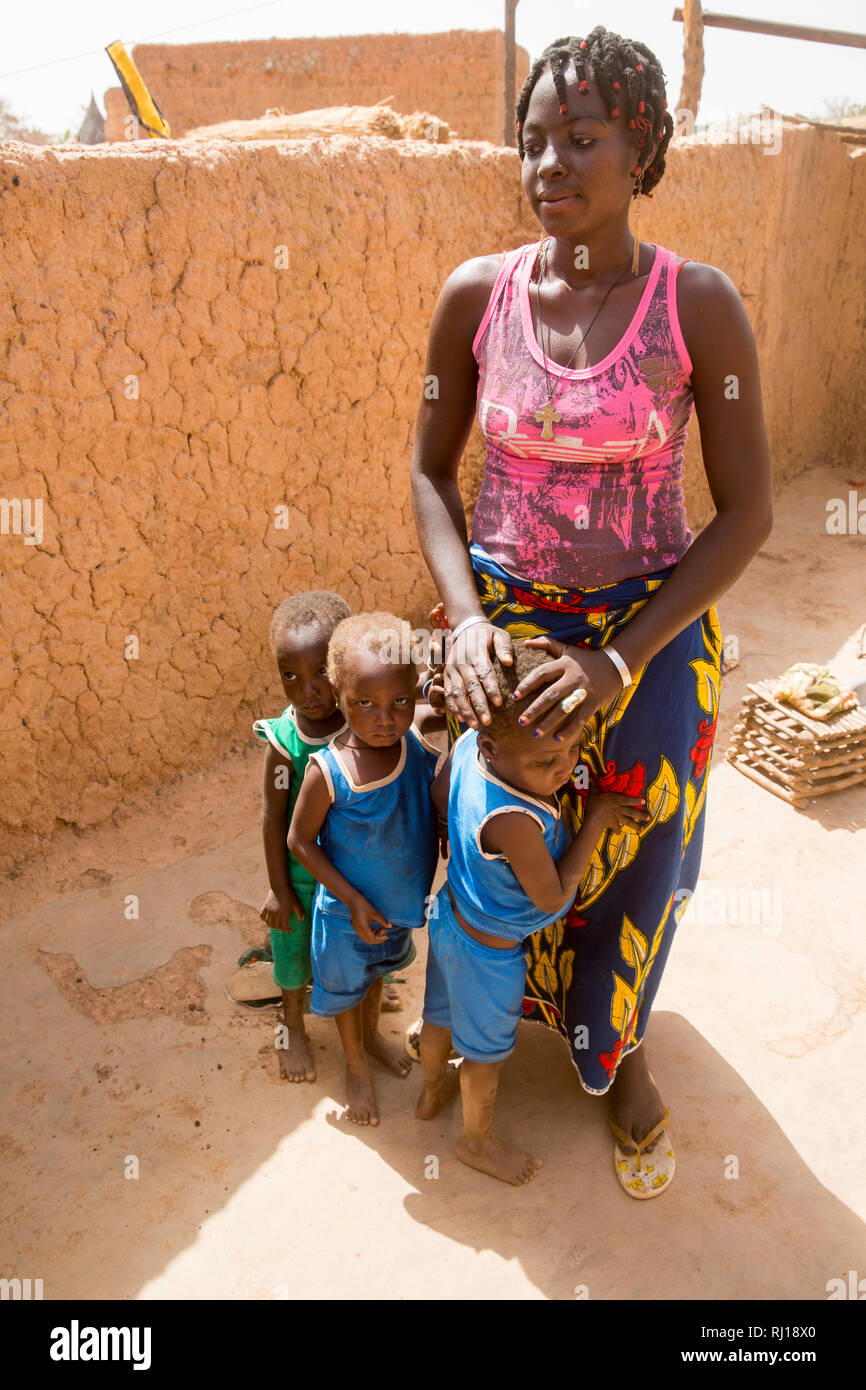 Il villaggio di Samba, Provincia Yako, Burkina Faso; Salamata Zoundi, 27, con la sua tiplets Christelle, Christine e Christophe, di età compresa tra i 2. Foto Stock