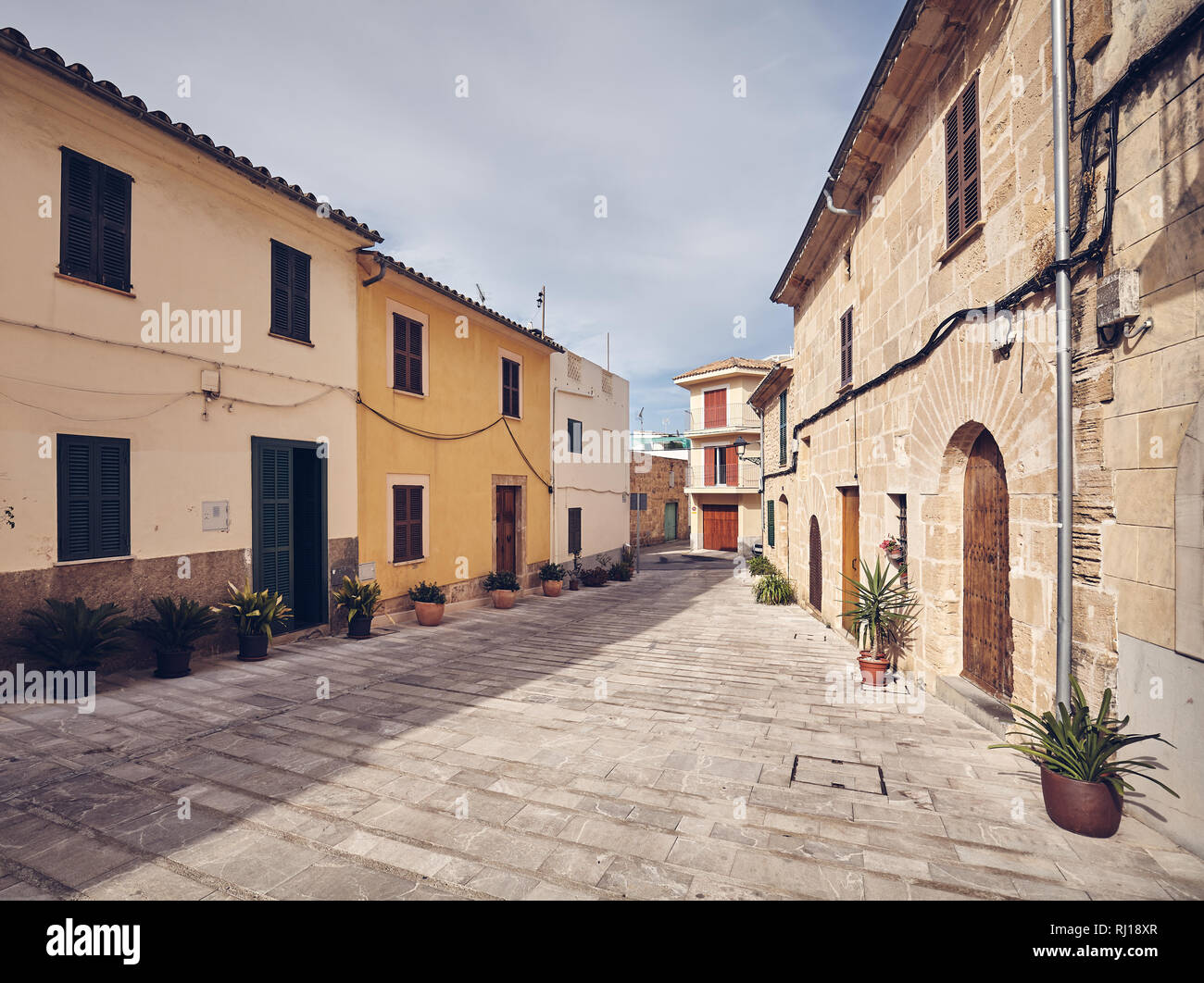 Alcudia città vecchia strada vuota, tonificazione del colore applicato, Mallorca, Spagna. Foto Stock