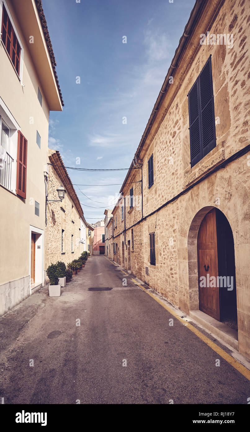Alcudia città vecchia strada vuota, tonificazione del colore applicato, Mallorca, Spagna. Foto Stock