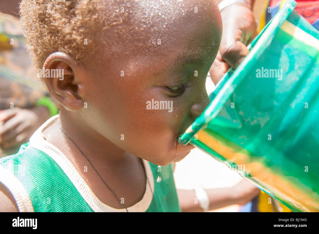 Il villaggio di Samba, Provincia Yako, Burkina Faso; Salamata Zoundi, 27, con la sua tiplets Christelle, Christine e Christophe, di età compresa tra i 2. Foto Stock